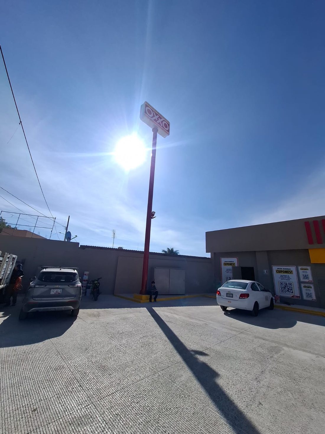 OXXO: Exterior y estacionamiento